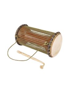 Kangaba medium tama (talking drum), gemaakt van dugura hout, koehuid drumvellen, nylon snaren, 29x48cm